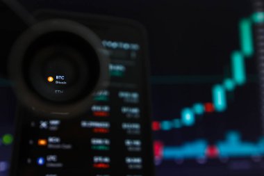 San Francisco, Abd - 9 Mayıs 2019: Btc Bitcoin Kripto para biriminin Artan Trendi Grafiği. Yeşil Mumlar Bar Yükseltme Trend, San Francisco, California, Abd İllüstrasyon. Açıklayıcı Bir Editör