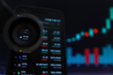 San Francisco, Abd - 9 Mayıs 2019: Atom Cosmos Kriptopara Biriminin Artan Eğiliminin Grafiği. Yeşil Mumlar Bar Yükseltme Trend, San Francisco, California, Abd İllüstrasyon. Açıklayıcı Bir Editör