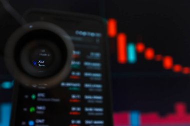 San Francisco, Abd - 9 Mayıs 2019: Xtz Tezos Cryptocurrency'in Azalan Trendi Grafiği. Kırmızı Mumlar Bar Falling Down Trend İllüstrasyon, San Francisco, California, Abd. Açıklayıcı Bir Editori