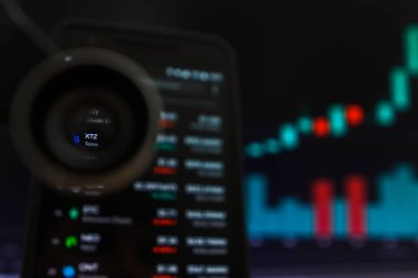 San Francisco, Abd - 9 Mayıs 2019: Xtz Tezos Kriptopara Biriminin Artan Trendi Grafiği. Yeşil Mumlar Bar Yükseltme Trend, San Francisco, California, Abd İllüstrasyon. Açıklayıcı Bir Başyazı 