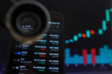San Francisco, Abd - 9 Mayıs 2019: Powr Power Ledger Cryptocurrency'in Artan Trendi Grafiği. Yeşil Mumlar Bar Yükseltme Trend, San Francisco, California, Abd İllüstrasyon. Bir Açıklayıcı Ed