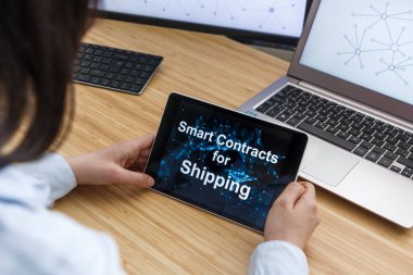 Nakliye için Akıllı Sözleşmeler kullanarak İş Kadın. Tablet, Bilgisayar ve Dizüstü Bilgisayar Ekranında Ethereum Blockchain İllüstrasyonu.