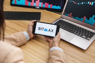 San Francisco, Abd - 18 Mayıs 2019: Bitmax Kriptopara Borsası Uygulamasını Kullanarak Akıllı Telefon Tutan Kadın Tüccar Eller. Cryptocurrency Arka Plan Konsepti, San Francisco, Kaliforniya