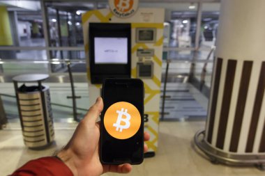 Prag, Çek Cumhuriyeti - 18 Mayıs 2019: Kripto para birimi alım ve satımı için Bitcoin Atm makinesi. Erkek akıllı telefon kullanarak Atm tarafından Bitcoins satıyor, Prag, Çek Cumhuriyeti. Açıklayıcı Bir Editoryal Resim.