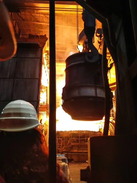 Fusão de metal em grande fundição. Produção de ferro e aço numa fábrica metalúrgica. Trabalhador siderúrgico. Processo de metalurgia — Fotografia de Stock