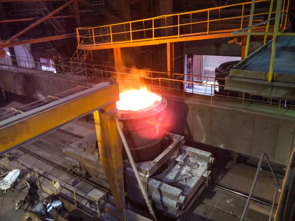 Fusione di metallo in una grande fonderia. Produzione di ferro e acciaio in un impianto metallurgico. Acciaieria. Processo di metallurgia — Foto Stock