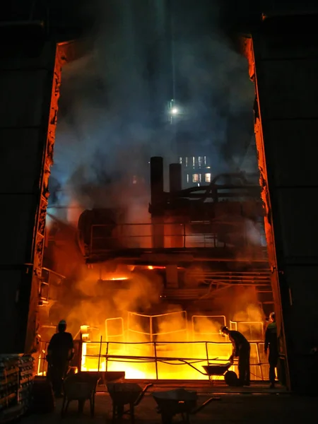 Smältverk av metall i stora gjuteri. Järn-och stålproduktion vid en metallurgisk anläggning. Stålarbetare. Metallurgi process — Stockfoto