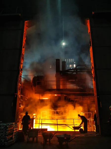 Smältverk av metall i stora gjuteri. Järn-och stålproduktion vid en metallurgisk anläggning. Stålarbetare. Metallurgi process — Stockfoto