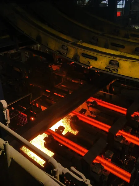Smältverk av metall i stora gjuteri. Järn-och stålproduktion vid en metallurgisk anläggning. Stålarbetare. Metallurgi process — Stockfoto