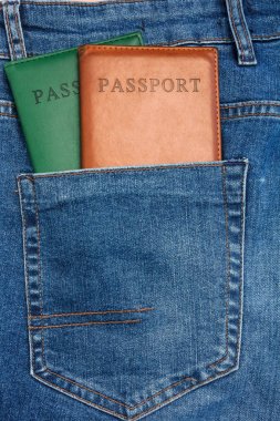 Mavi Jeans Cebinden Çıkan Pasaporta Yakından Bak