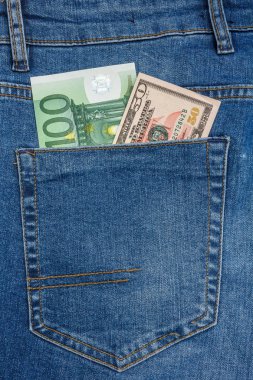 100 Euro ve 50 dolarlık Banknotlar Bir Blue Jeans Pocket Out Out Up Up Görünümü
