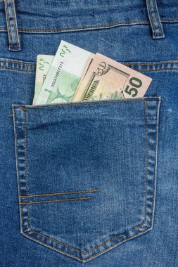 100 Euro ve 50 dolarlık Banknotlar Bir Blue Jeans Pocket Out Out Up Up Görünümü