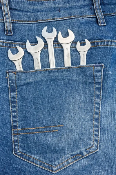 Blue Jeans Pocket'ten Çıkan Çalışma Araçlarına Yakından Bakış — Stok fotoğraf