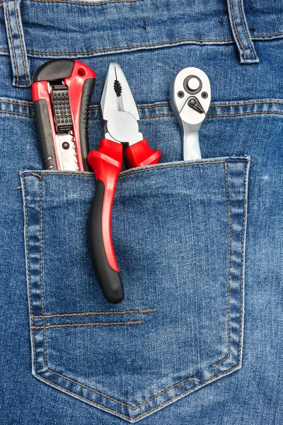 Blue Jeans Pocket'ten Çıkan Çalışma Araçlarına Yakından Bakış — Stok fotoğraf