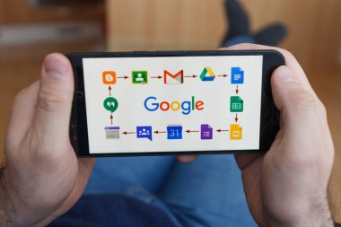 Los Angeles, Kaliforniya-3 Haziran 2019: G Suite uygulamasını kullanarak akıllı telefon tutan erkek ellere yakın. Açıklayıcı bir editoryal görüntü