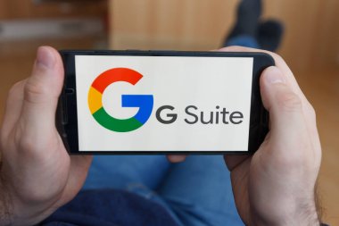 Los Angeles, Kaliforniya-3 Haziran 2019: G Suite uygulamasını kullanarak akıllı telefon tutan erkek ellere yakın. Açıklayıcı bir editoryal görüntü