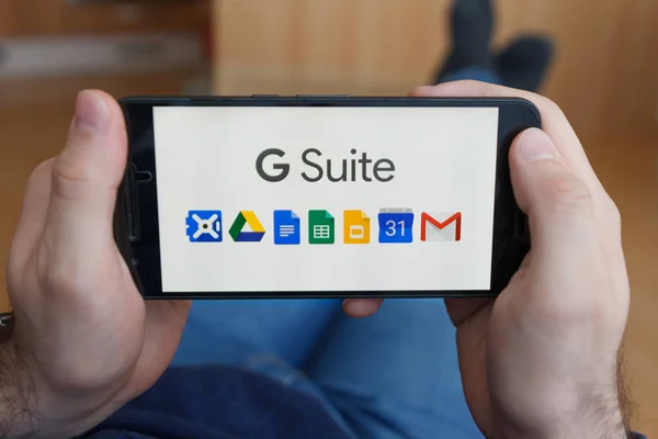 Los Angeles, Kaliforniya-3 Haziran 2019: G Suite uygulamasını kullanarak akıllı telefon tutan erkek ellere yakın. Açıklayıcı bir editoryal görüntü