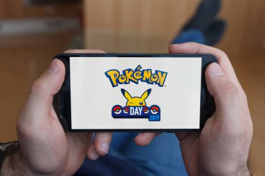 Los Angeles, Kaliforniya-3 Haziran 2019: adam bir akıllı telefon tutarak ve akıllı telefon ekranında Pokemon go oyunu oynarken yalan. Açıklayıcı bir editoryal görüntü.
