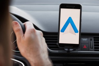 Los Angeles, Kaliforniya-6 Haziran 2019: erkek sürüş ve navigasyon appliction Google Android Auto kullanarak yakın kadar. Açıklayıcı bir editoryal görüntü