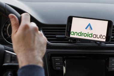 Los Angeles, Kaliforniya-6 Haziran 2019: erkek sürüş ve navigasyon appliction Google Android Auto kullanarak yakın kadar. Açıklayıcı bir editoryal görüntü