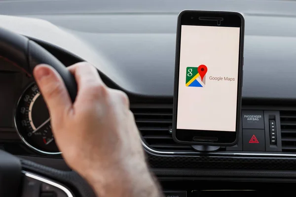 Los Angeles, Kaliforniya-6 Haziran 2019: erkek sürüş ve navigasyon appliction Google Haritalar kullanarak yakın kadar. Yön al. Açıklayıcı bir editoryal görüntü