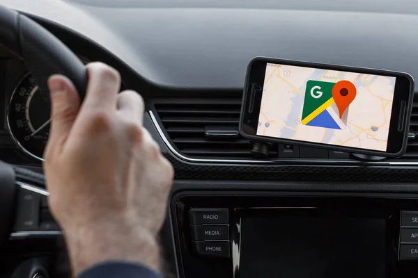 LOS ANGELES, CALIFORNIA - JUNHO 6, 2019: Perto da condução masculina e usando o aplicativo de navegação Google Maps. Vai para a direcção. Uma imagem editorial ilustrativa — Fotografia de Stock