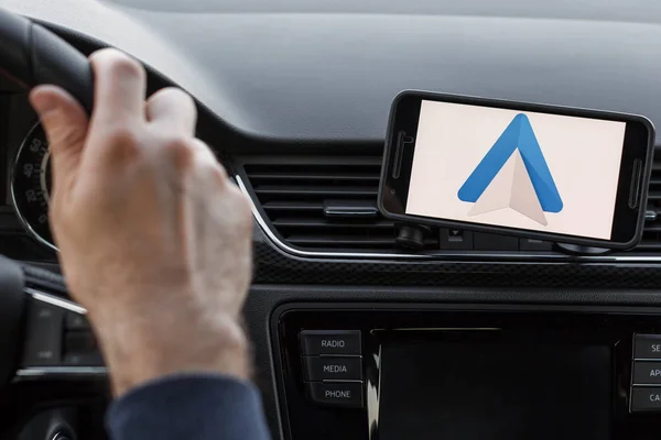 Лос-Анджелес, Каліфорнія-6 червня 2019: крупним планом на водіння і використання навігації Google Android Auto. Ілюстративний зображення редакції — стокове фото