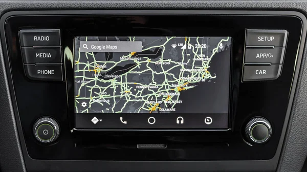 Los Angeles, Kalifornien-juni 6, 2019: nära upp till manlig körning och använda navigering ansökan kommit Google Android Auto. En illustrativ redaktionell bild — Stockfoto