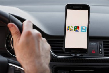 Los Angeles, Kaliforniya-6 Haziran 2019: erkek sürüş ve farklı navigasyon uygulaması Google haritaları, Apple Maps, Waze kullanarak yakın kadar. Açıklayıcı bir editoryal görüntü