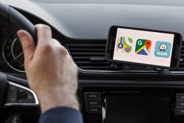 Los Angeles, Kaliforniya-6 Haziran 2019: erkek sürüş ve farklı navigasyon uygulaması Google haritaları, Apple Maps, Waze kullanarak yakın kadar. Açıklayıcı bir editoryal görüntü