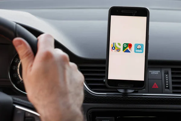 Лос-Анджелес, Каліфорнія-6 червня 2019: крупним планом для чоловіків водіння та використання різних навігаційних програм Google Maps, Apple Maps, Waze. Ілюстративний зображення редакції — стокове фото