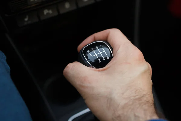 Man hand on a mechanical gearbox in the car. Man driving car. Car interior details. Car 6 speed transmission. — Stock Photo, Image