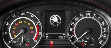 Prag, Çek Cumhuriyeti-7 Haziran 2019: aydınlatılmış araba Skoda Rapid Monte Carlo Pano paneli, takometre ve hız ölçer ile görüntü yakın