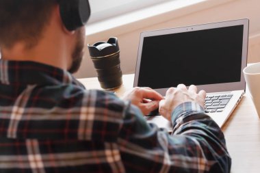 Profesyonel sanatçı veya fotoğrafçı, dizüstü bilgisayar, tablet, müzik yaratıcısı, ev iç çalışma modern çalışma alanı. Yaratıcı süreç