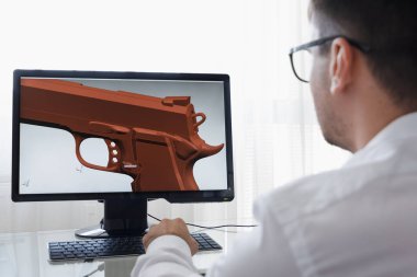 Los Angeles, Kaliforniya - 3 Haziran 2019: Mühendis, Konstrüktör, Tasarımcı, Kişisel Bilgisayarda Çalışan Gözlükmimarı. O Cad Programı Tabanca Yeni Bileşeni Oluşturma. Serbest çalışma. Bir