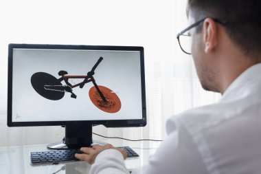 Los Angeles, Kaliforniya - 3 Haziran 2019: Mühendis, Konstrüktör, Tasarımcı, Kişisel Bilgisayarda Çalışan Gözlükmimarı. Cad Programında Bmx Bisikletin Yeni Tasarımını Yaratıyor. Serbest çalışma. Bir