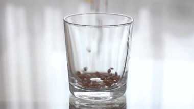 Mercimek Şeffaf Boş Bardağa Dökülüyor. Berrak bir bardağa groats dökme