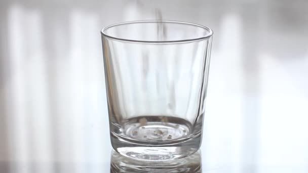 Havervlokken gieten in een transparant leeg glas. Het gieten van Groats in een helder glas — Stockvideo