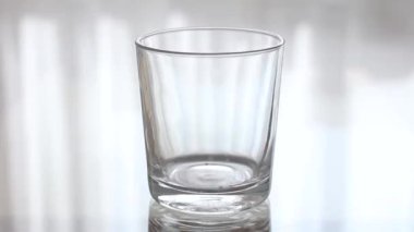 Antep Fıstığı Şeffaf Boş Bardağa Düşen Fındık. Pistacia Vera Berrak Bir Bardağa Dökülüyor.