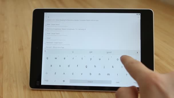 カリフォルニア州ロサンゼルス 2019年6月3日 Google検索を使用してタブレットに男性の手をクローズアップ 人間は 情報を検索するためにGoogleのウェブツールを使用しています — ストック動画