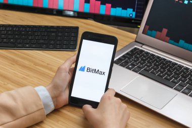 San Francisco, Abd - 18 Mayıs 2019: Bitmax Kriptopara Borsası Uygulamasını Kullanarak Akıllı Telefon Tutan Kadın Tüccar Eller. Cryptocurrency Background Concept, San Francisco, California, Abd