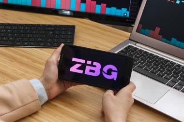 San Francisco, Abd - 18 Mayıs 2019: Zbg n Francisco Uygulamasını Kullanarak Akıllı Telefon Tutan Kadın Trader Hands, Kaliforniya, ABD. Açıklayıcı Bir Editoryal Resim.