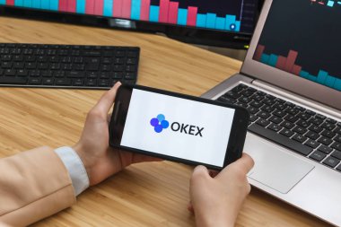 San Francisco, Abd - 18 Mayıs 2019: Okex Kriptopara Borsası Uygulamasını Kullanarak Akıllı Telefon Tutan Kadın Tüccar Eller. Cryptocurrency Background Concept, San Francisco, California, Amerika Birleşik Devletleri.