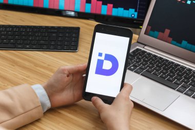 San Francisco, Abd - 18 Mayıs 2019: Digifinex Cryptocurrency Exchange Market Uygulamasını Kullanarak Akıllı Telefon Tutan Kadın Tüccar Eller. Cryptocurrency Arka Plan Konsepti, San Francisco, Kaliforniya,