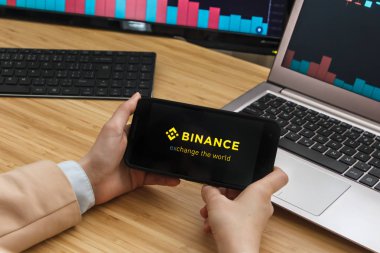 San Francisco, Abd - 18 Haziran 2019: Binance Cryptocurrency Exchange Market Uygulamasını Kullanarak Akıllı Telefon Tutan Kadın Tüccar Eller. Cryptocurrency Arka Plan Konsepti, San Francisco, Kaliforniya, 
