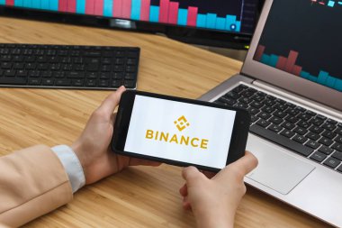 San Francisco, Abd - 18 Haziran 2019: Binance Cryptocurrency Exchange Market Uygulamasını Kullanarak Akıllı Telefon Tutan Kadın Tüccar Eller. Cryptocurrency Arka Plan Konsepti, San Francisco, Kaliforniya, 