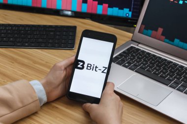 San Francisco, Abd - 18 Haziran 2019: Bit-Z Kriptopara Borsası Uygulamasını Kullanarak Akıllı Telefon Tutan Kadın Tüccar Eller. Cryptocurrency Background Concept, San Francisco, California, Abd