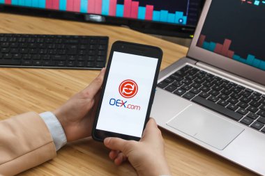 San Francisco, Abd - 18 Haziran 2019: Oex Cryptocurrency Exchange Market Uygulamasını Kullanarak Akıllı Telefon Tutan Kadın Tüccar Eller. Cryptocurrency Background Concept, San Francisco, California, Amerika Birleşik Devletleri.