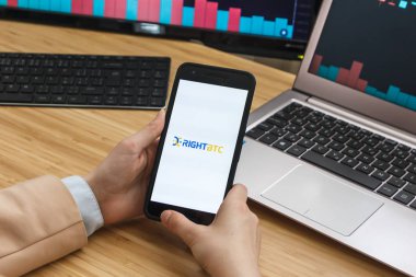 San Francisco, Abd - 18 Haziran 2019: Rightbtc Cryptocurrency Exchange Market Uygulamasını Kullanarak Akıllı Telefon Tutan Kadın Tüccar Eller. Cryptocurrency Arka Plan Konsepti, San Francisco, Kaliforniya,