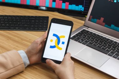 San Francisco, Abd - 18 Haziran 2019: Rightbtc Cryptocurrency Exchange Market Uygulamasını Kullanarak Akıllı Telefon Tutan Kadın Tüccar Eller. Cryptocurrency Arka Plan Konsepti, San Francisco, Kaliforniya,